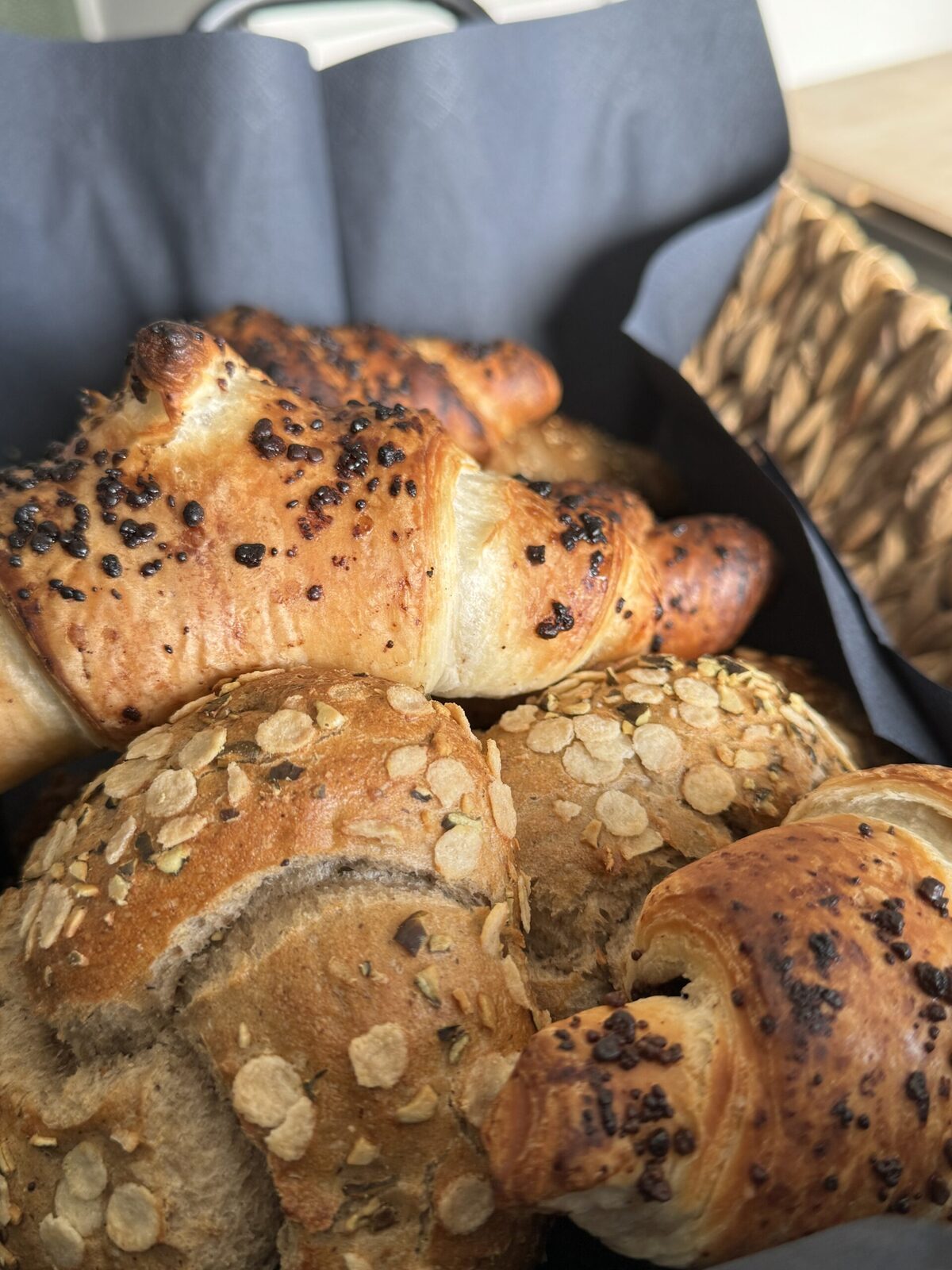 Vegane Croissants und Körnerbrote im Korb