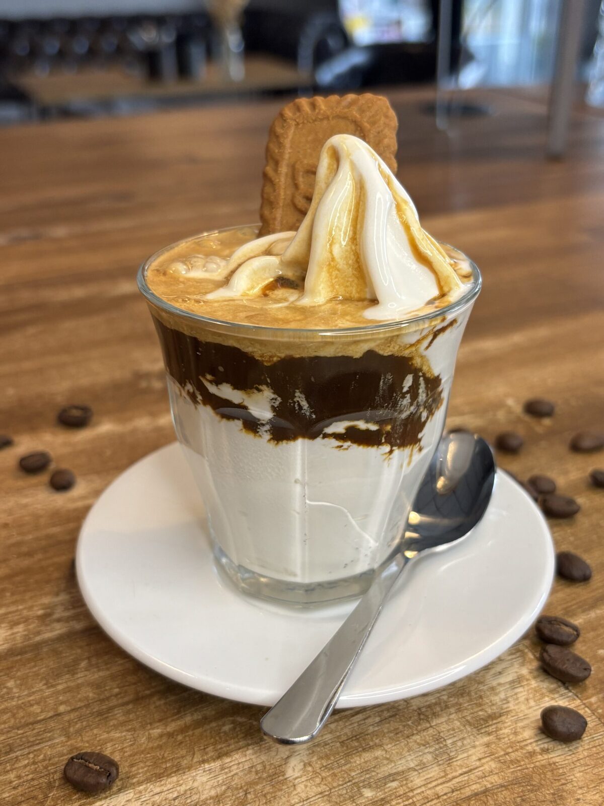 Kaffee-Dessert im Glas mit Softeis