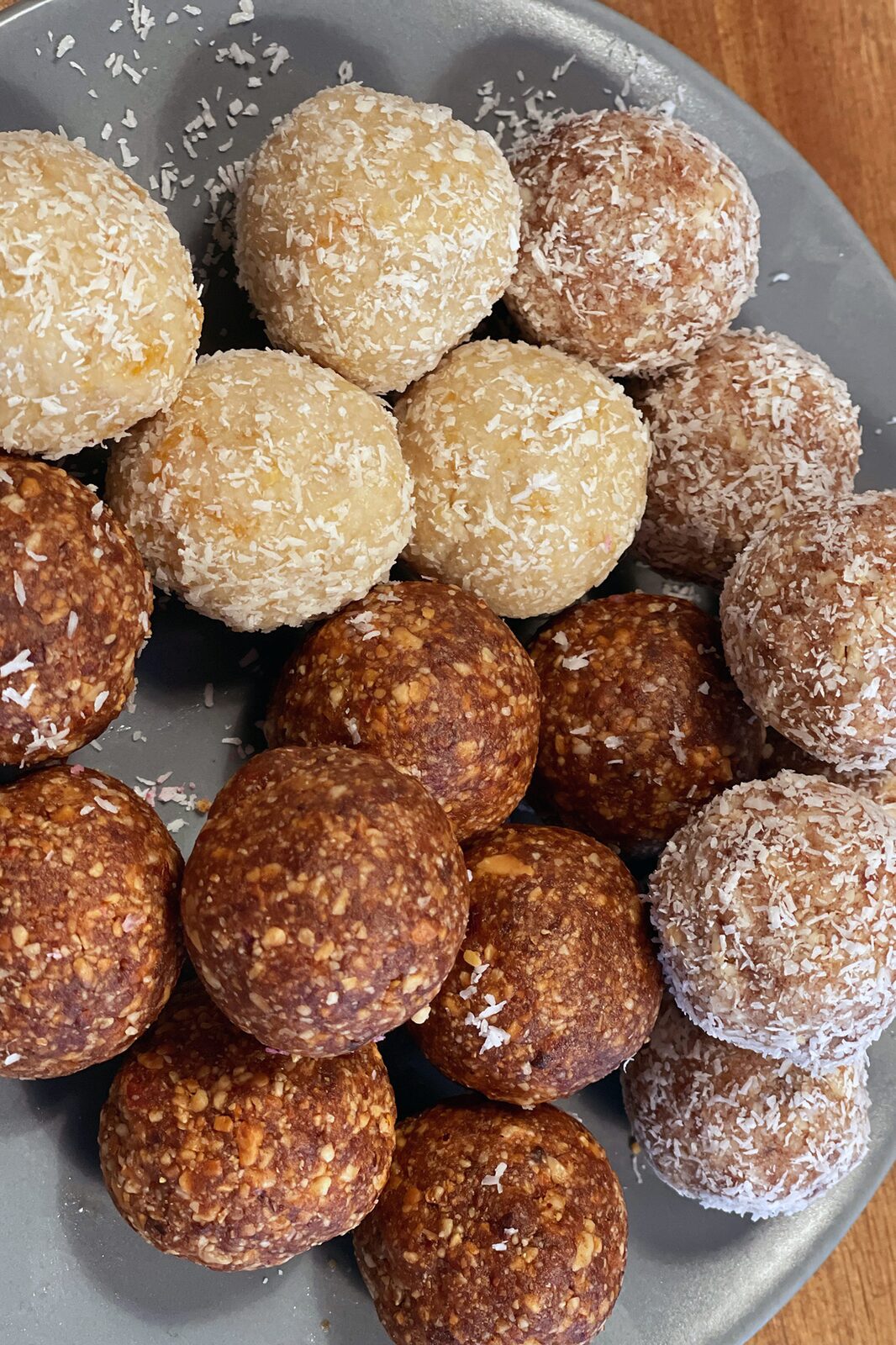 Energy-Bällchen mit Kokos und Kakao