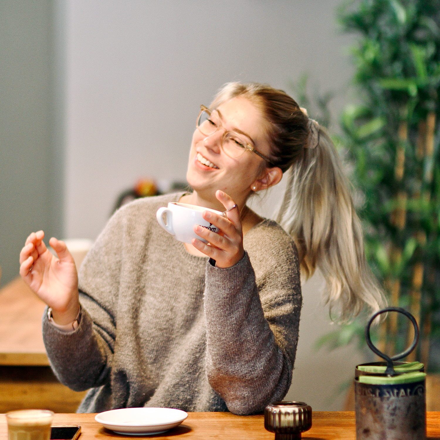 Gast mit Matcha-Latte
