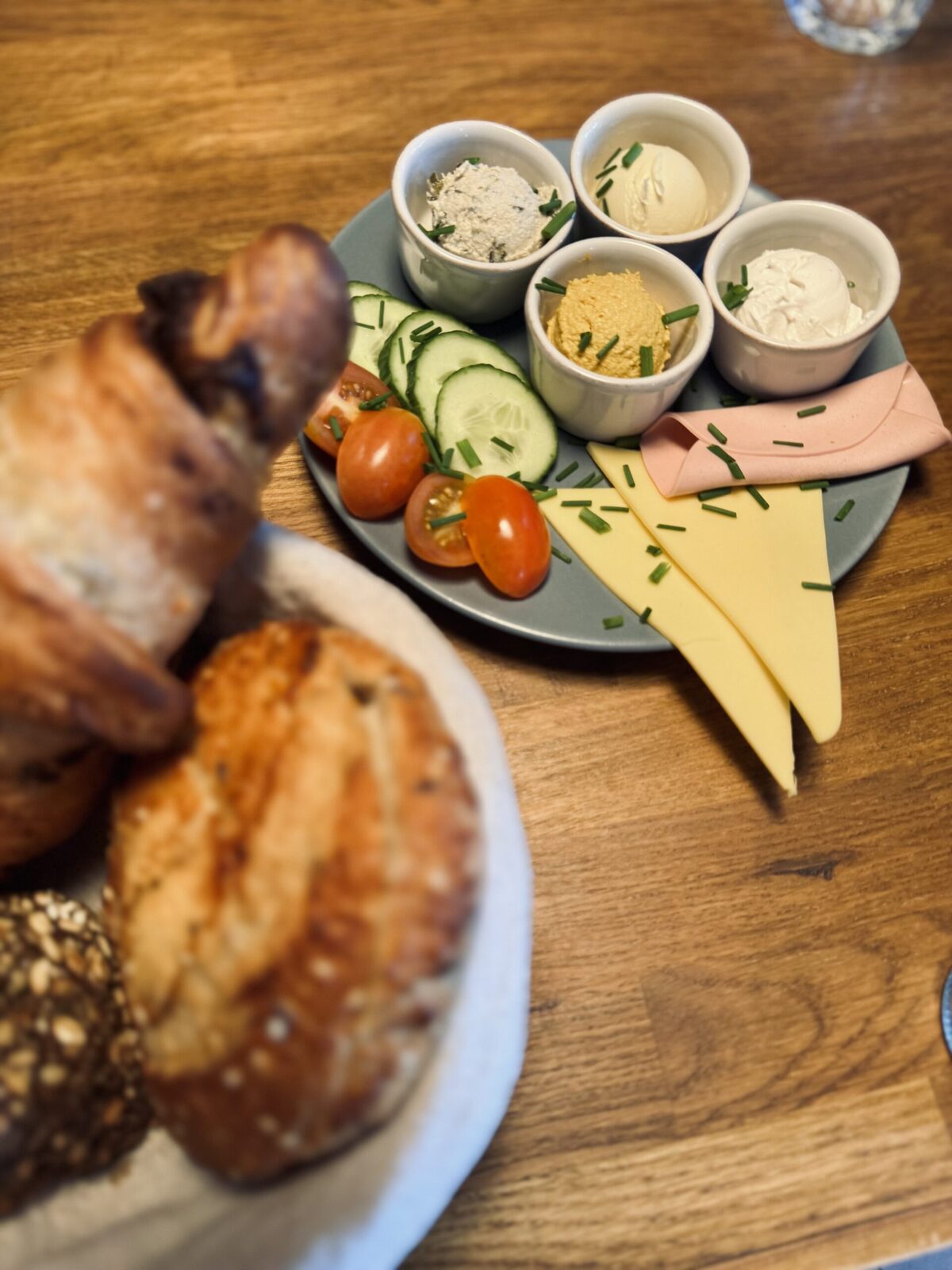 Veganer Frühstücksteller mit Aufstrichen, Brot und Gemüse
