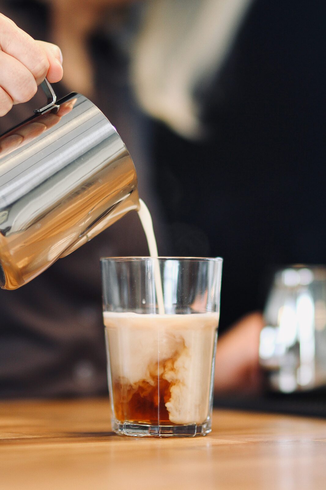 Goldene Milch wird eingegossen
