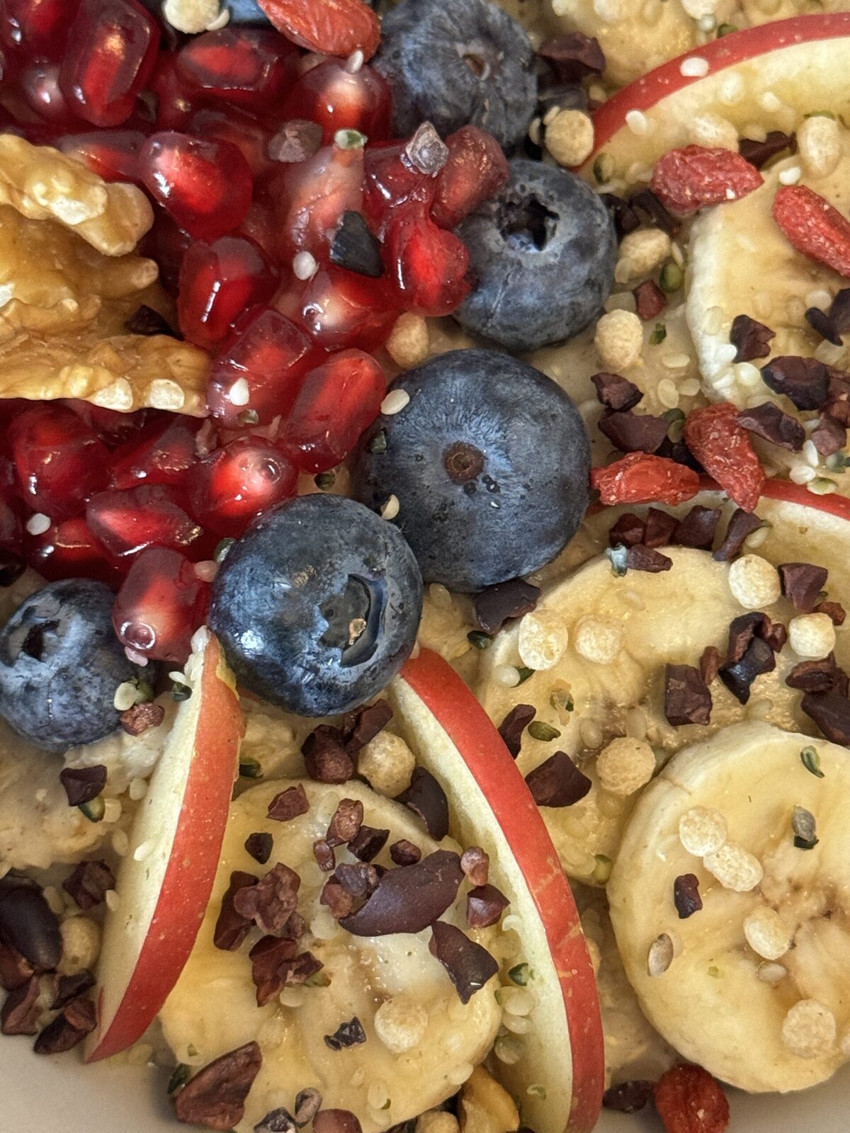 Porridge mit Beeren, Bananen und Nüssen