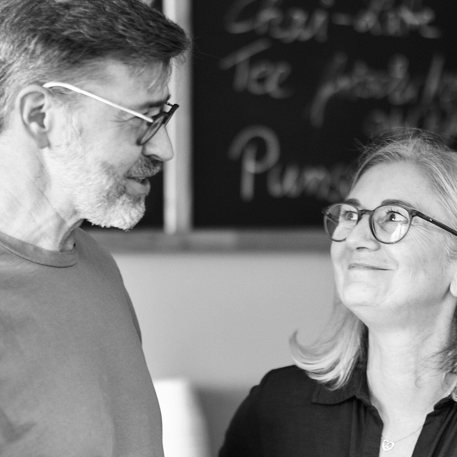 Gäste im Gespräch, im Hintergrund die Chai-Latte-Tafel