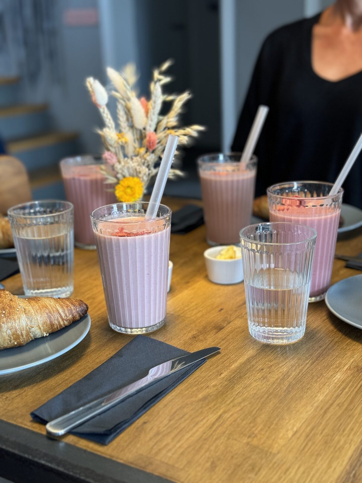 Erdbeer-Smoothies auf Holztisch