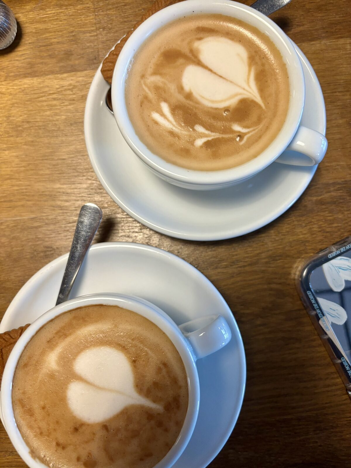 Zwei Latte mit Herzen