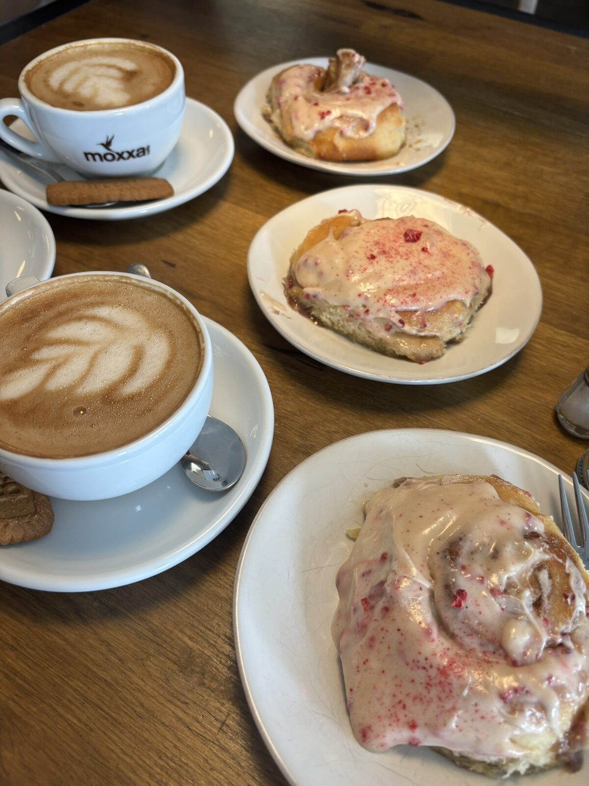 Café-Tisch mit Lattes und Rolls