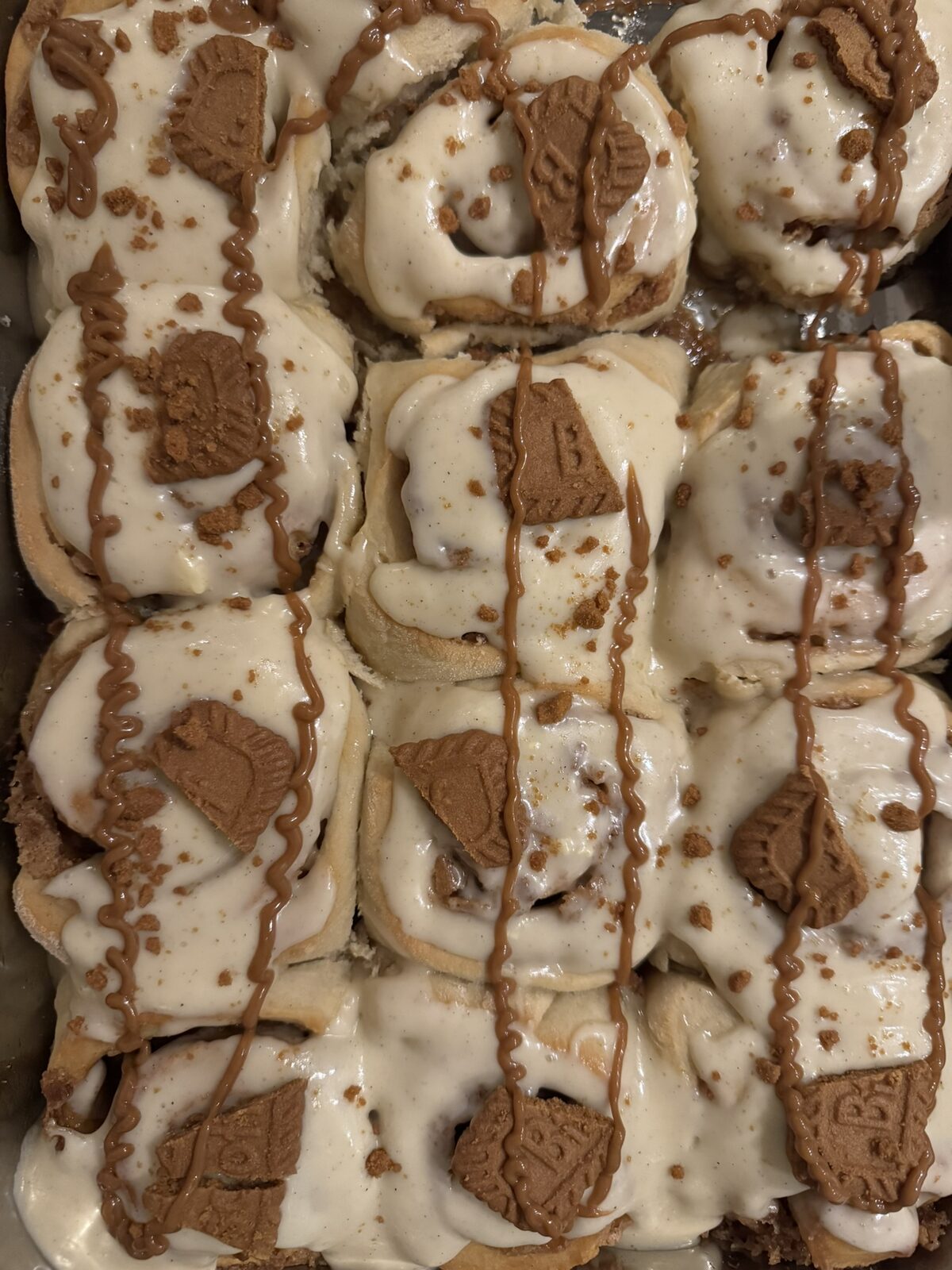 Cinnamon Rolls mit Karamell-Guss und Biscoff-Keksen