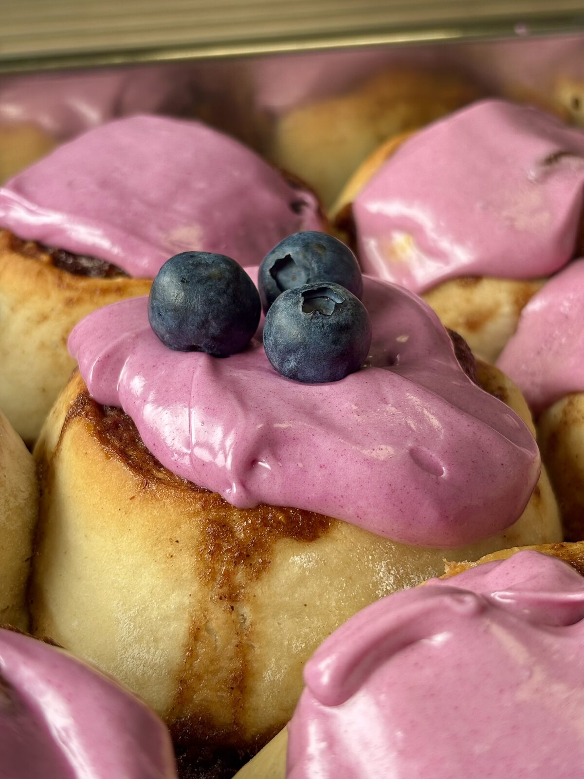 Cinnamon Roll mit Heidelbeer-Guss und frischen Heidelbeeren
