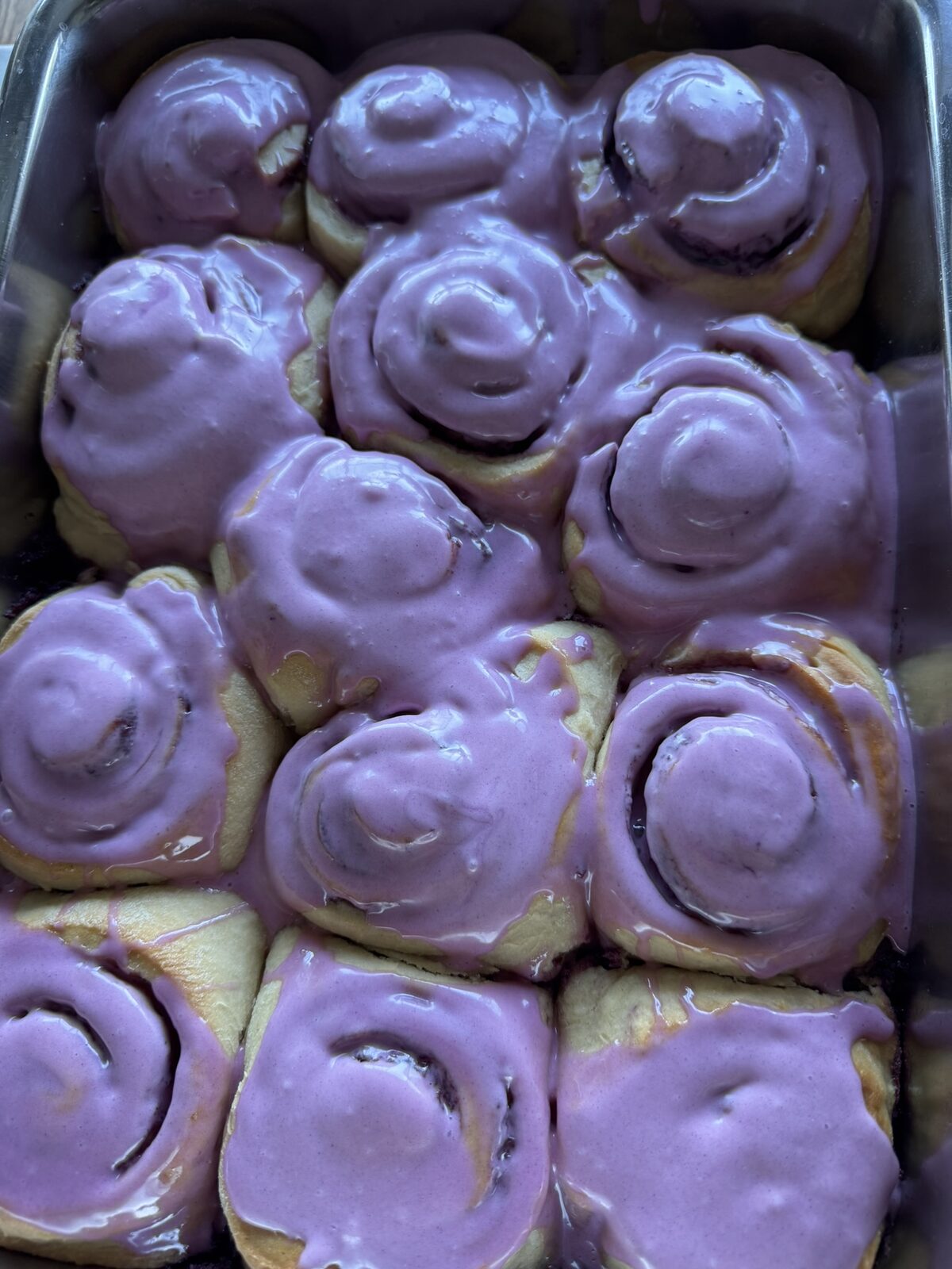 Cinnamon Rolls mit Heidelbeer-Guss