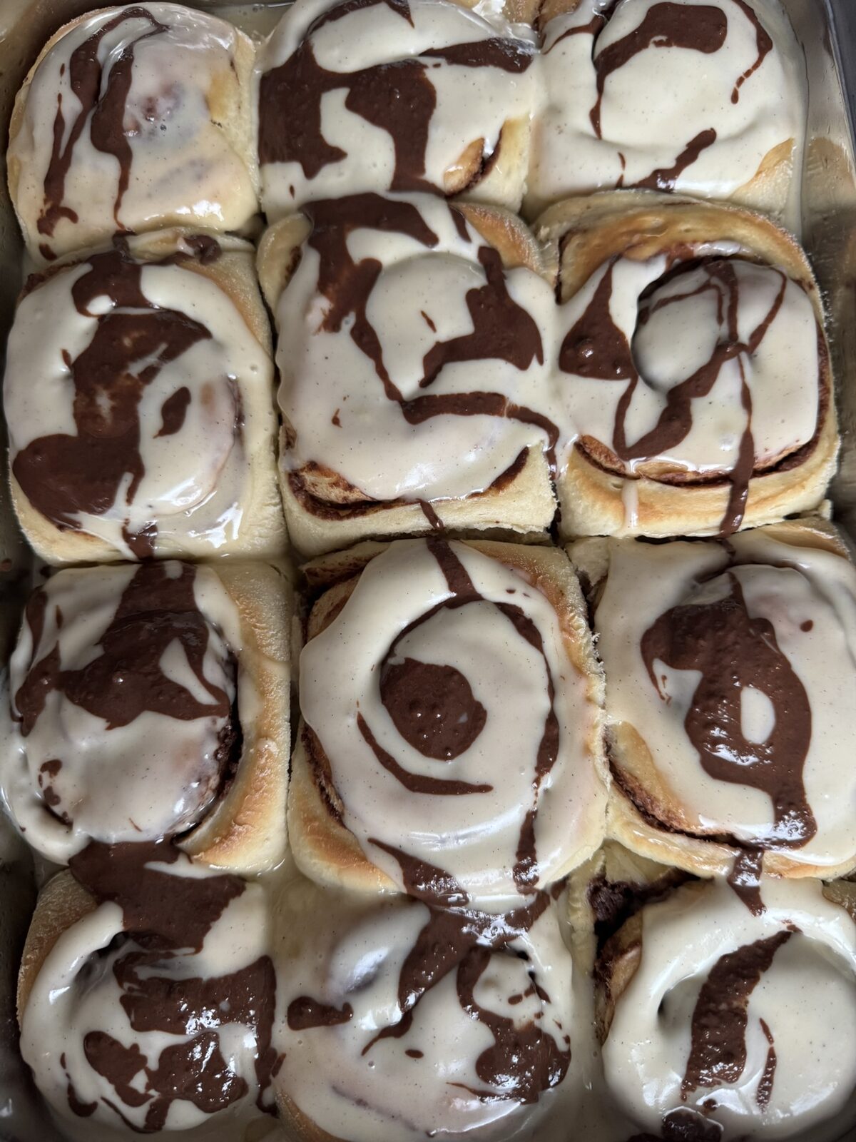 Cinnamon Rolls mit Vanille-Guss und Schoko-Swirl